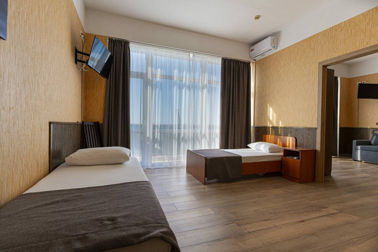 Фотографии номера Полулюкс 2-х комнатный с видом на море в Гостинице Атлантида Анапа