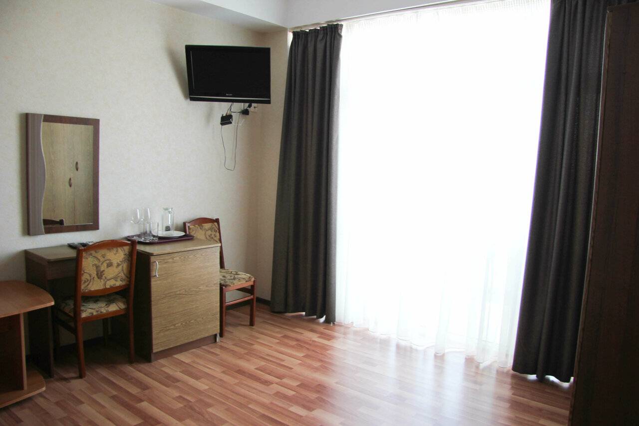 Фотографии номера Полулюкс 2-х комнатный с видом на море в Гостинице Атлантида Анапа