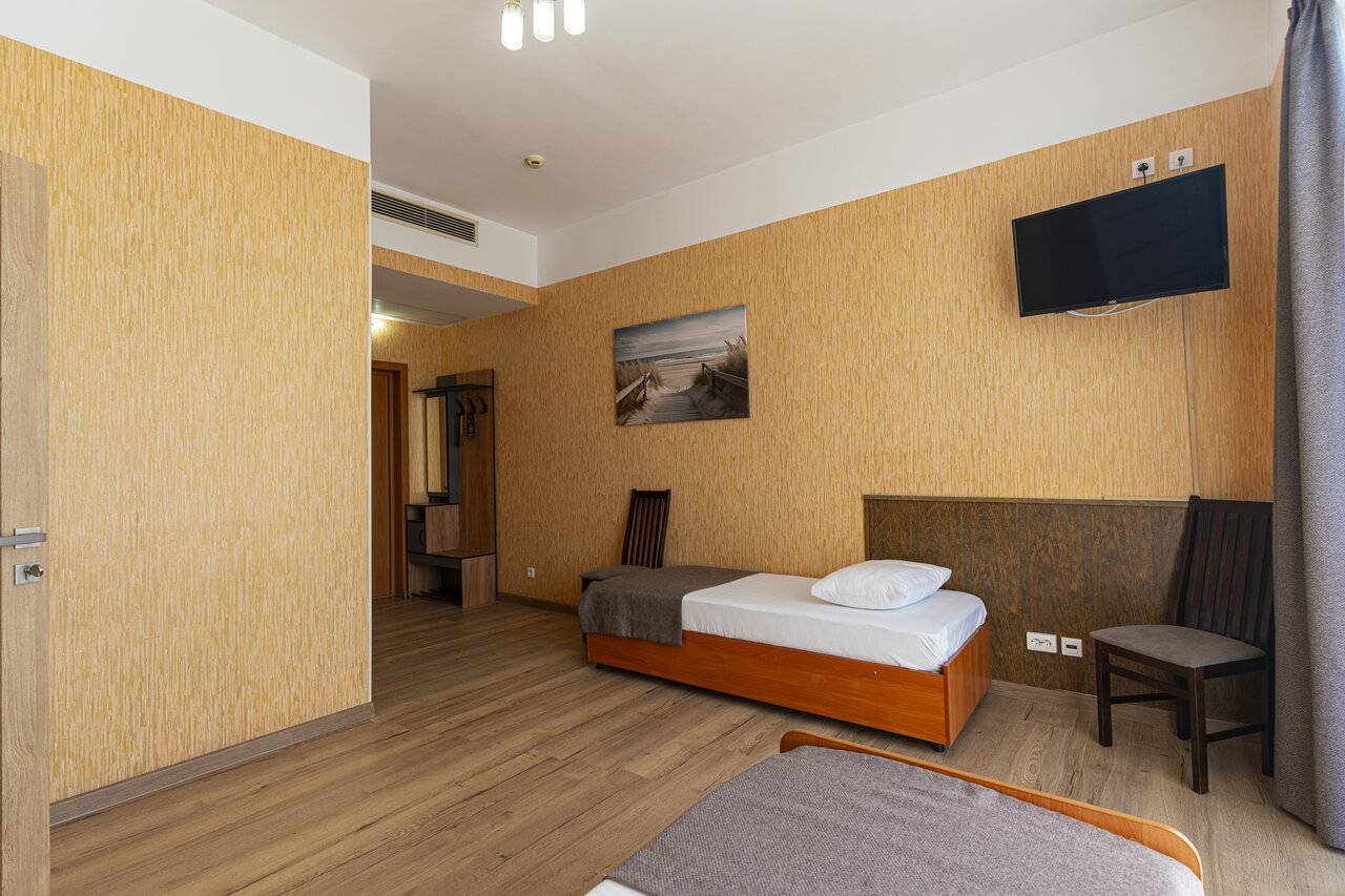 Фотографии номера Полулюкс 2-х комнатный с видом на море в Гостинице Атлантида Анапа