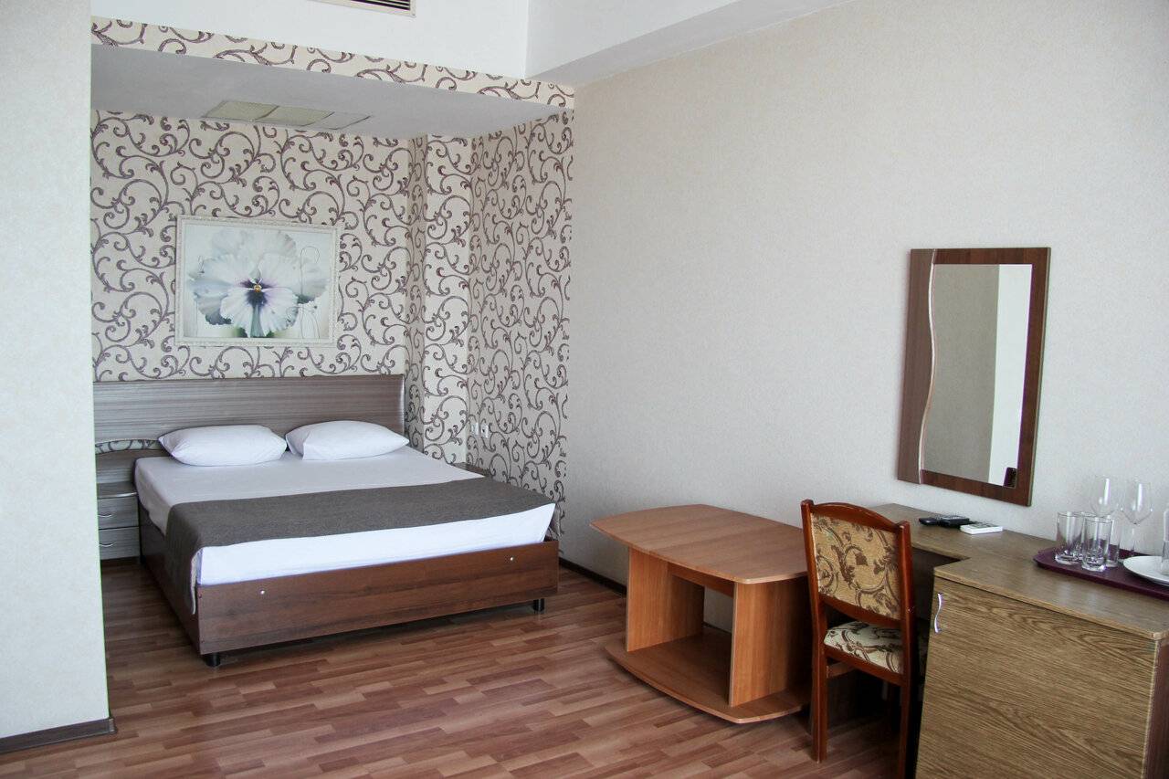 Фотографии номера Полулюкс 2-х комнатный с видом на море в Гостинице Атлантида Анапа