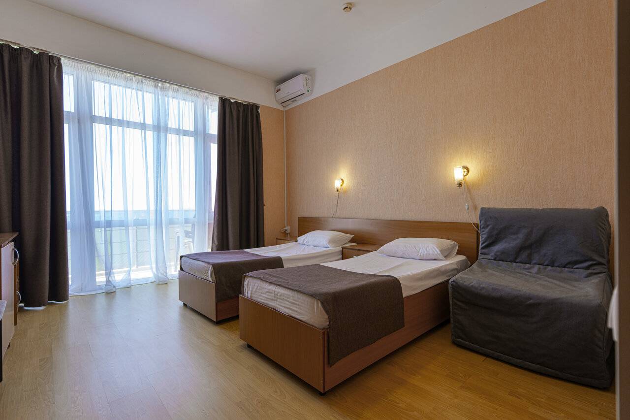 Фотографии номера Двухместный (Комфорт Twin) с видом на море в Гостинице Атлантида Анапа